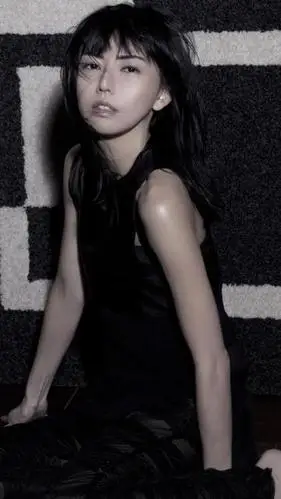 6k手机竖屏分辨率1440x2560歌手孙燕姿黑色长裙壁纸