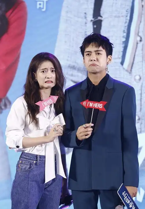 张雪迎与曾舜晞"比丑" 翻白眼嘟嘴傻笑表情包大战