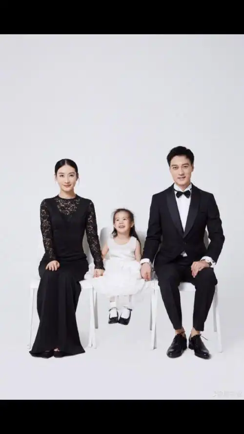 一家三口#"安陵容"陶昕然晒全家福超温馨 女儿小核桃三周岁颇有星
