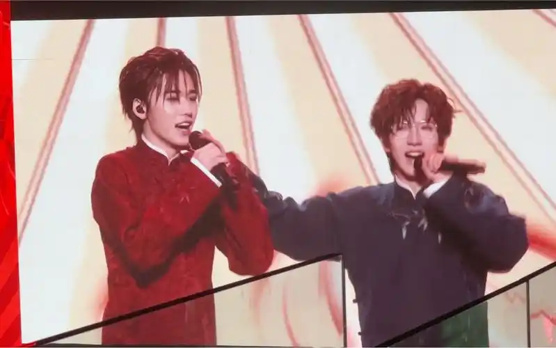 【宋亚轩贺峻霖澳门演唱会】哈哈哈全程 非常可爱的两个宝宝呀～(o^^o