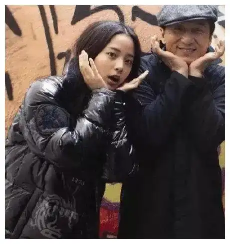 成龙不顾镜头靠近欧阳娜娜,注意娜娜手部动作,嫌弃藏也藏不住