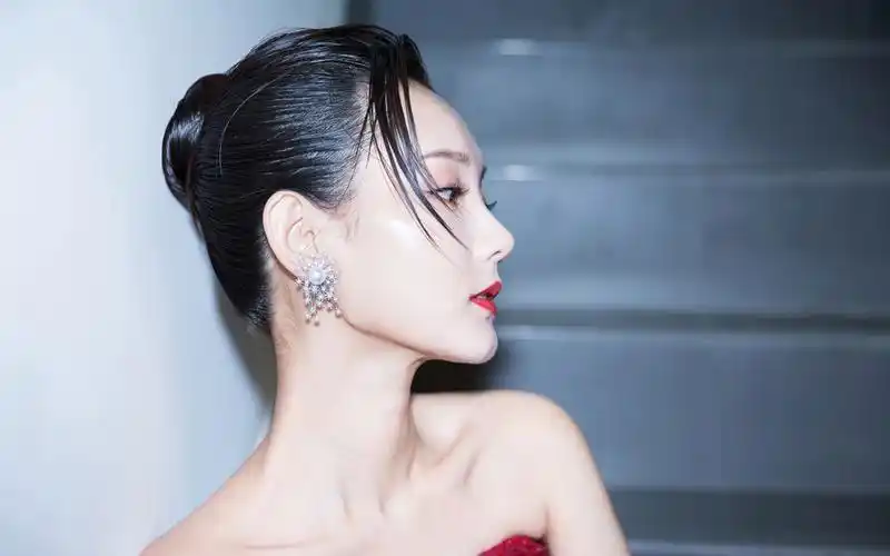 李一桐裹胸长裙性感图片壁纸