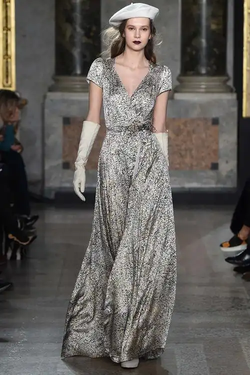 路易莎·贝卡里亚2015米兰时装周秋冬成衣系列用刺绣,薄纱,格纹甚至