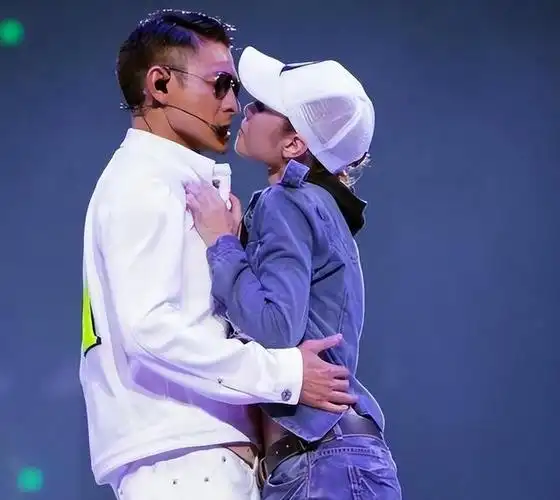 她陪伴刘德华26年,如今42岁仍然未婚,眼睁睁看着他娶了别的女人