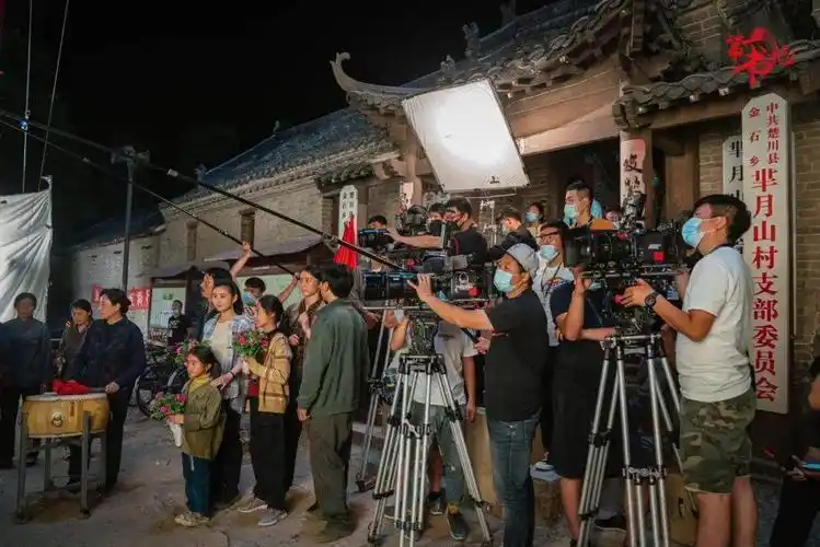 拍摄现场 精彩花絮除大雨外,剧组多选用了分散而偏僻的场景,每天都在