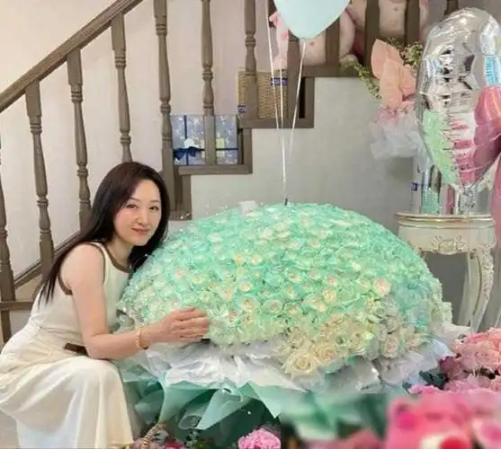 52岁杨钰莹的豪宅火了养花种菜与狗相伴一进屋就被治愈