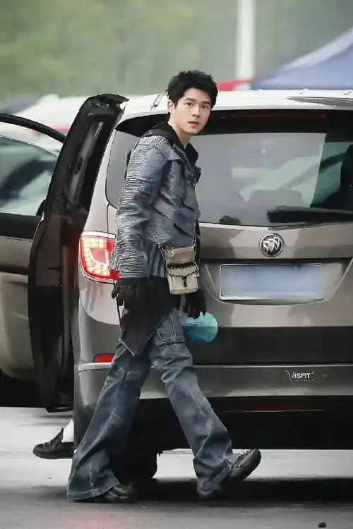 原创刘昊然眼神清澈笑容迷人颜值回春太惊艳