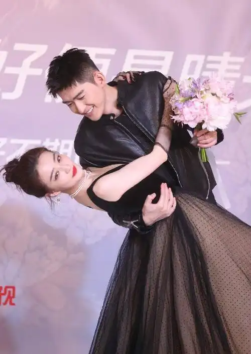 徐璐新戏发布会,穿波点裙甜美身材骨感,张翰半个胳膊就能揽住腰