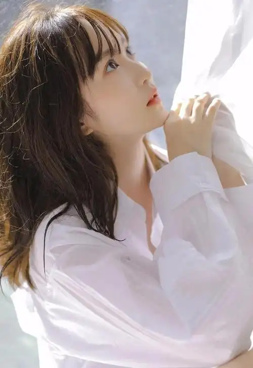 靓丽美女白衬衫迷人穿搭