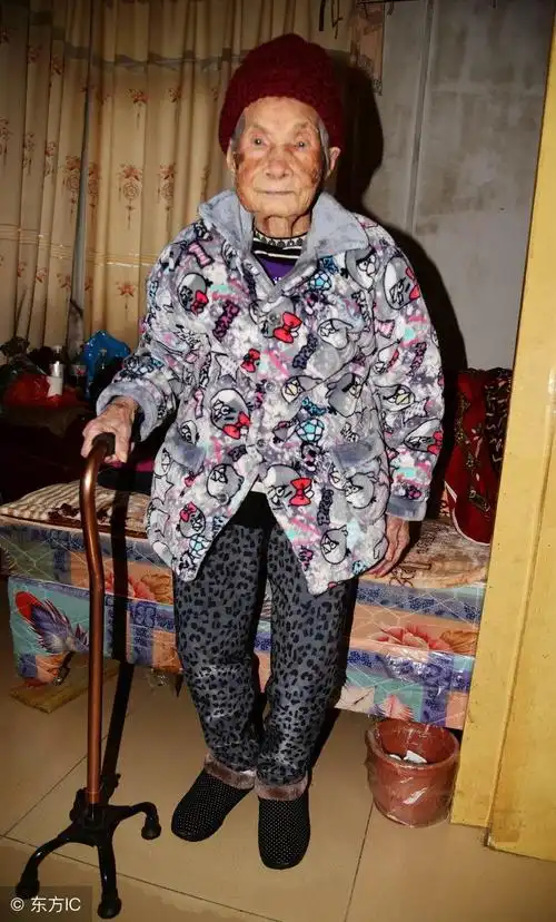 每天要抽三袋土烟,120岁的农村老太依然身体康健,儿孙满堂