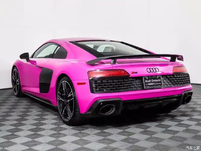 这款粉红色的奥迪,那碳纤维的后视镜真是迷人,那黑色的轮毂真酷