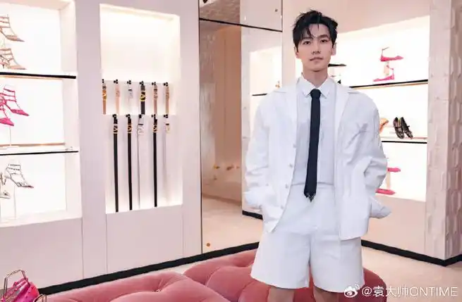 杨洋##明星化妆师##杨洋白色短裤##杨洋华伦天奴##杨洋纯白上装