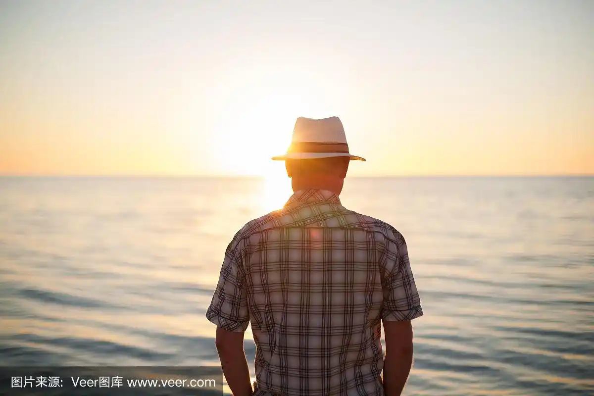 男人站在背光夕照的背影