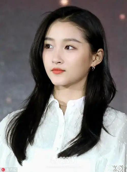关晓彤的眼妆非常适合证件照,细细的一条内眼线就算是警察蜀黍也不能