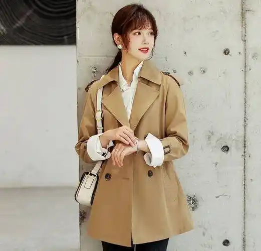 能够很好的彰显女性干练成熟的一面,对于职场人而言,风衣也是极具职场
