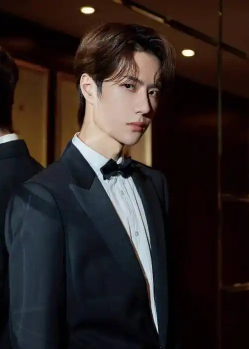 王一博连续4年为汪涵庆生 ,每一年文案都与众不同,汪涵的颜值才是亮点