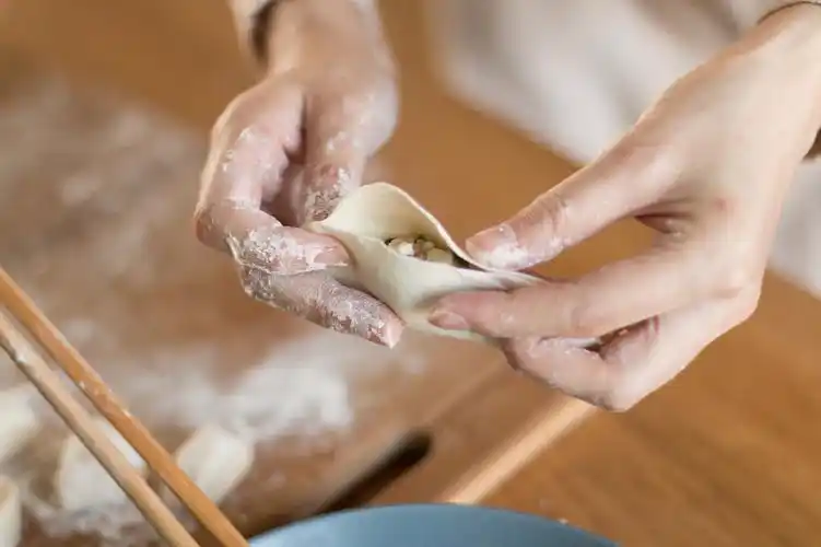 中国传统包饺子图片