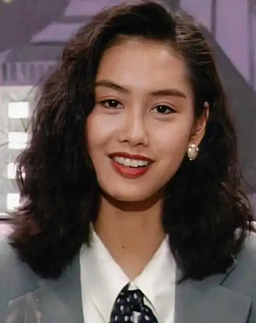 朱茵夫妇买花与人合影她显年轻老公黄贯中变样不敢认