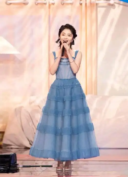 谭松韵的礼服穿搭,沉稳之中带着几分乖巧,明艳却不失节日的端庄