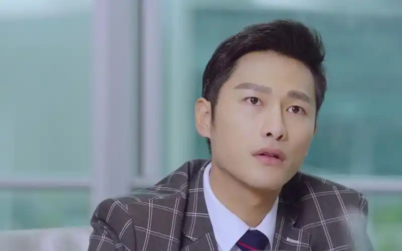 【壮志高飞】剧情:夏宇,罗东,于捷三人吃饭,才知道和肖默是作戏的