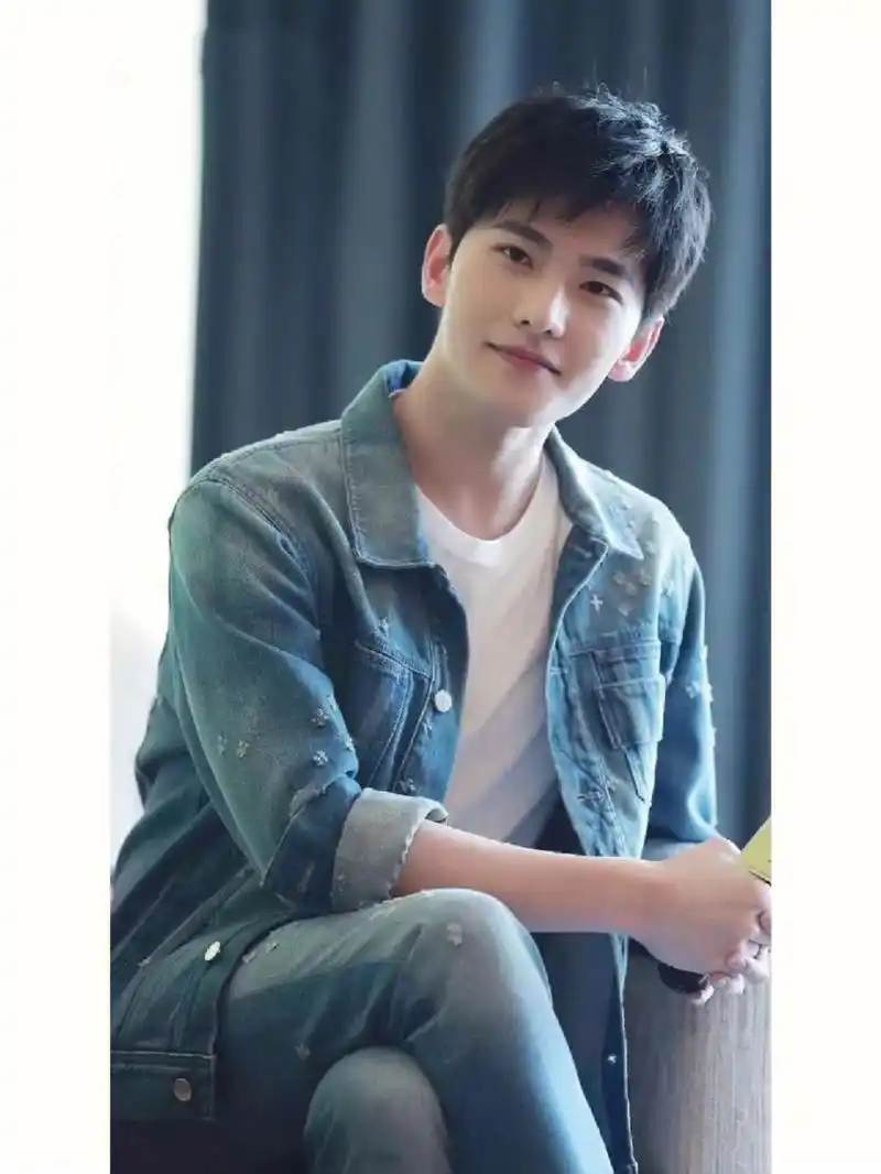 31岁的军艺校草杨洋,一笑倾城状态太好了!