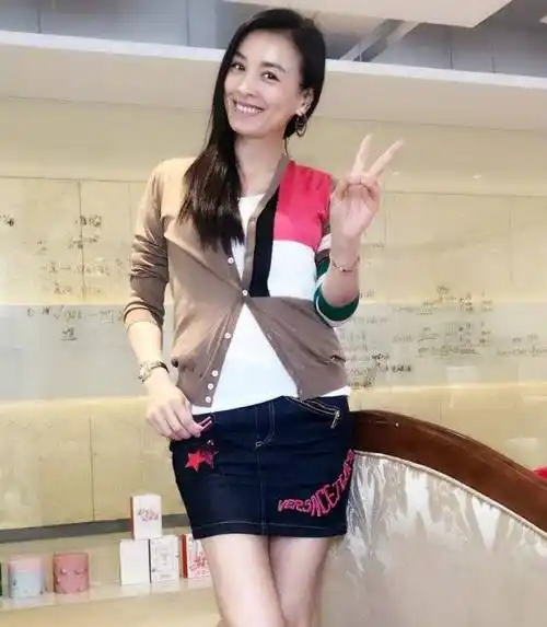 "酸"牛仔短裤搭配女装上衣,张庭女神看起来美了!_时尚_女孩子_气质