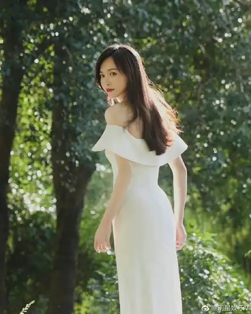 唐嫣褶皱白裙#白色褶皱长裙的唐唐好美,微卷长发散发魅力女人的成 ..