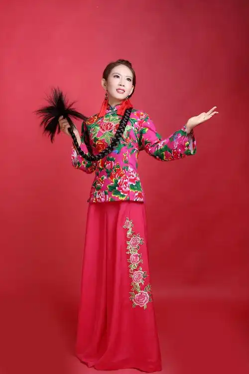 陕西省省级陕北民歌协会会员 ;中国歌舞剧院四级青年歌手 她是金喜鹊