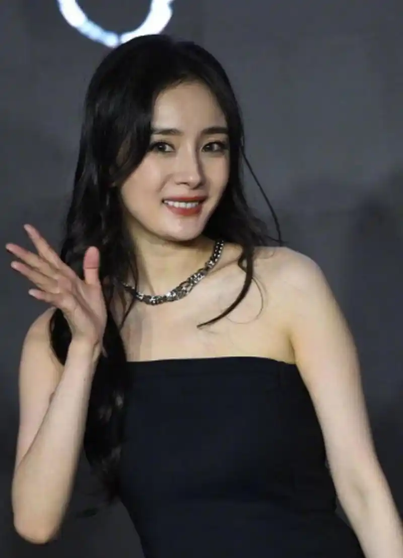 杨幂无滤镜状态很好,大波浪卷发黑色抹胸连一起,气场依然十足