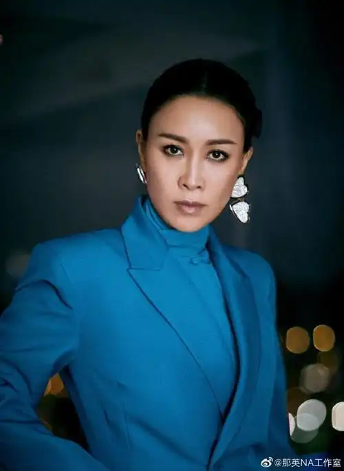 组图:那英孔雀蓝套装搭配夸张耳饰诠释成熟魅力 烟熏妆气场十足