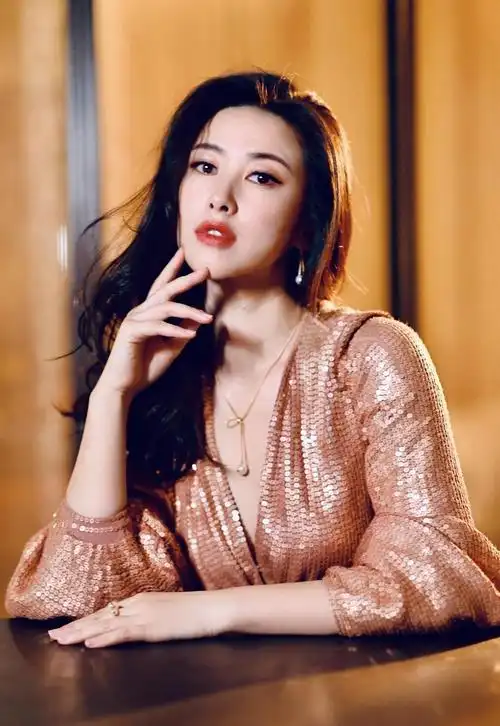 朱珠不愧是全球最美面孔穿香槟色亮片裙拍大片气质太惊艳