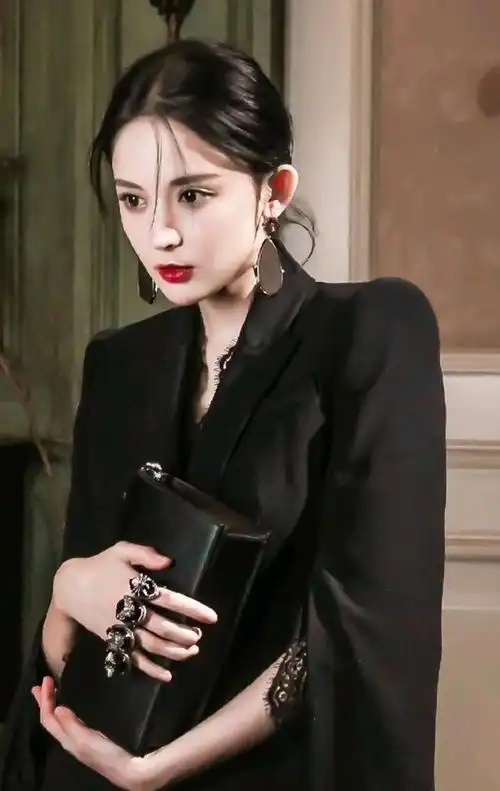 古力娜扎厉害了穿黑色西装配精致耳环散发霸道总裁的气息