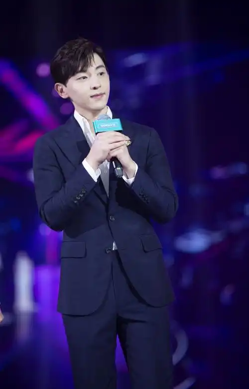 邓伦利落西装帅气活动照图片