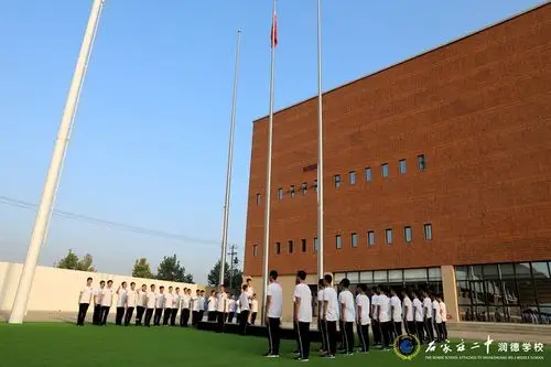 石家庄二中润德学校举办新学期第一次升旗仪式