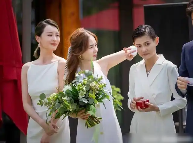 2011届快女重聚喻佳丽晒出婚礼现场照李斯丹妮意外缺席