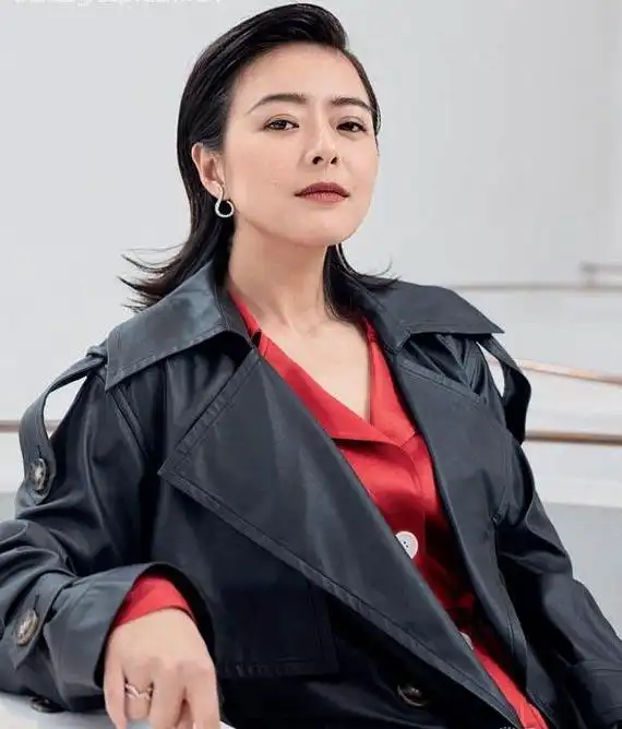 美女主持人陈辰真放得开,高开叉裙炫大长腿,高龄生女身材恢复好