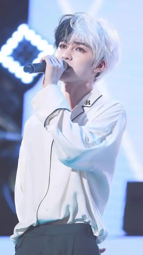 武汉fm 朱正廷 黑白双色头 & 眼镜制服贝图楼.