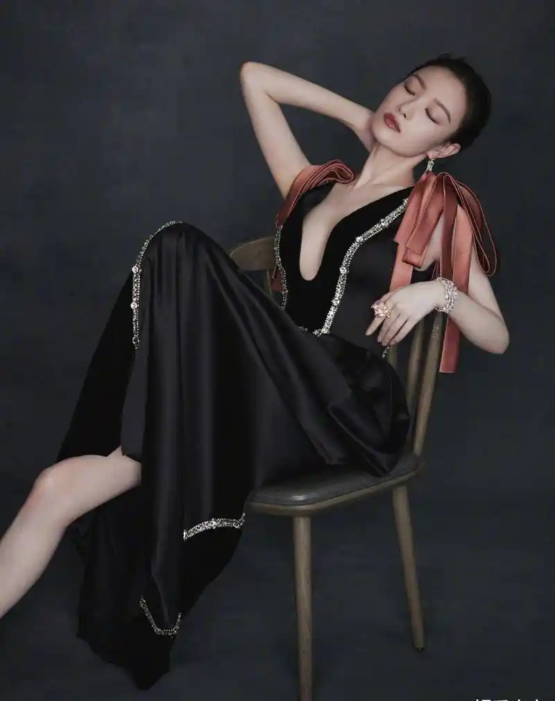 倪妮出席时尚芭莎年度派对,黑色礼服裙,时尚复古的宫廷女神风_定制