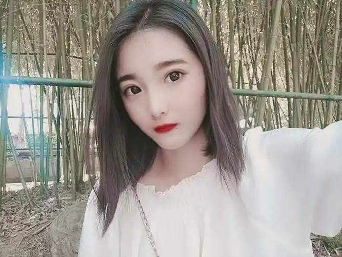 学院女生看上去普普通通稍微一打扮女人味十足