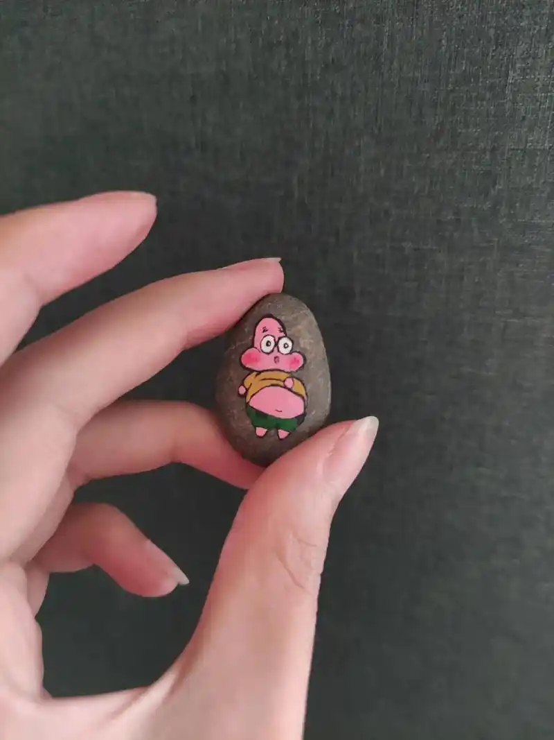 画了一个超级迷你的小石头.派大星和海绵宝宝#石头画 - 抖音