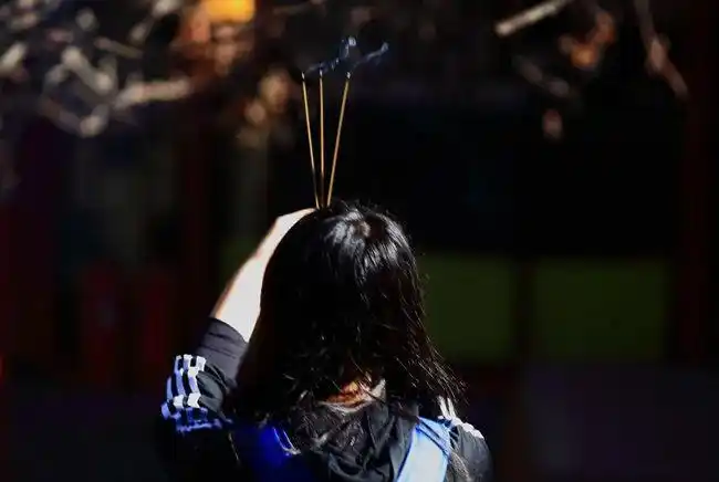 类似烧高香这样的事情管用吗如果没用那些每年都去烧高香的人又作何