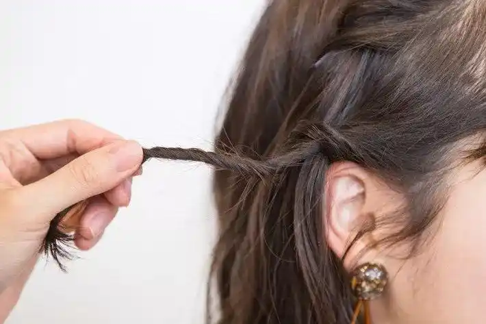 先在头顶靠一侧的地方抓一小撮头发,向后转啊转啊转,用小夹子固定.