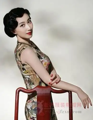 > 正文  邬君梅鲜艳红色的旗袍造型,浓浓复古妆容,演绎了典雅的韵味.