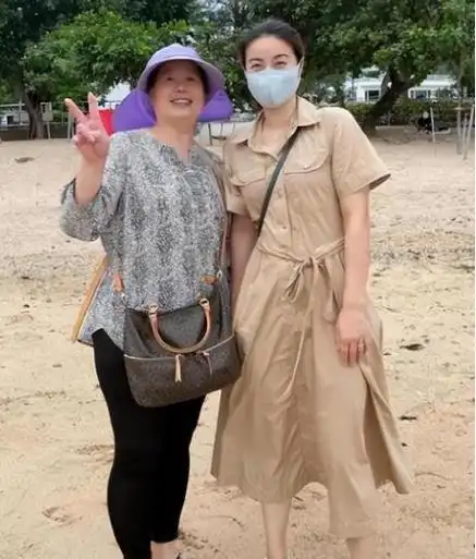 郭晶晶回娘家接地气!穿妈妈衫配奶奶鞋低调素雅,气质比明星还好