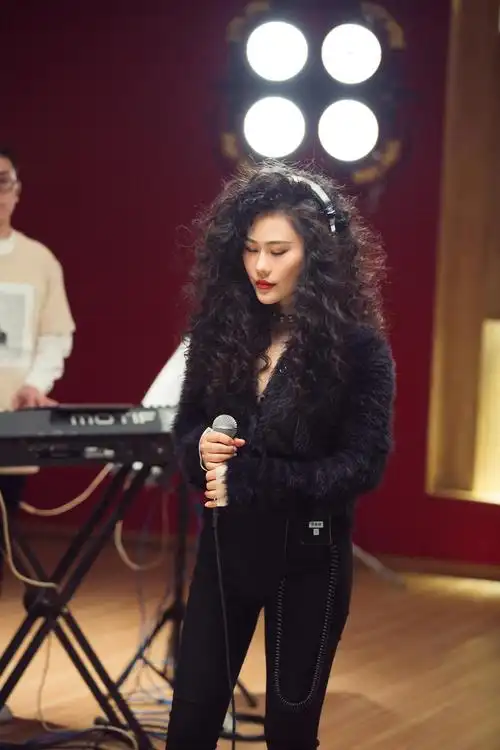 袁娅维新编《love can fly》获好评 灵魂开唱塑造春日气息