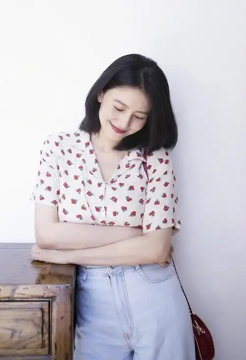 高圆圆剪了中分短发更洋气,穿白色连衣裙低调亮相,优雅又大气