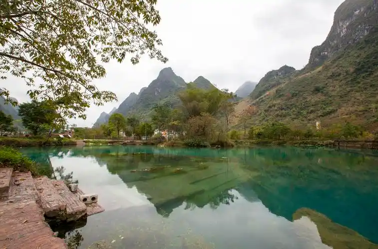 村旁有一条清澈的小河