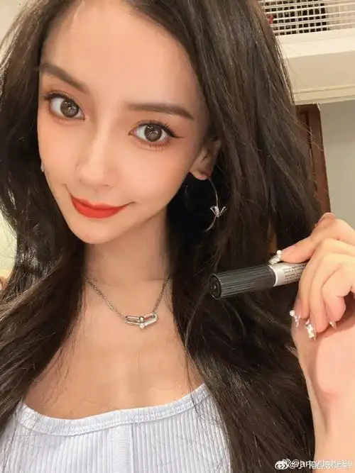 杨颖脸颊比心随拍##angelababy脸颊比心自拍##angelababy水蓝人蛹姬