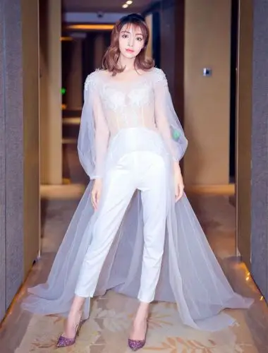 麦迪娜穿透视薄纱裙,上身却只能遮住重点,网友:姜潮也能受得了