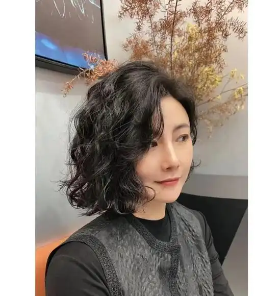 50岁女人烫头发:记住"三烫三不烫",显年轻气质,头发蓬松洋气|烫发